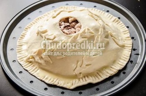 Курник из слоеного теста