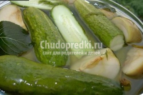 Соленые консервированные огурцы