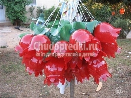 Оформление сада из пластиковых бутылок