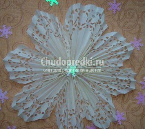 Снежинка из салфетки