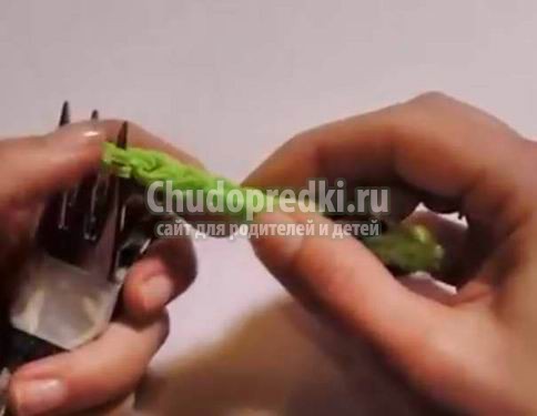 Змей из резинок: варианты плетения на станке и вилках