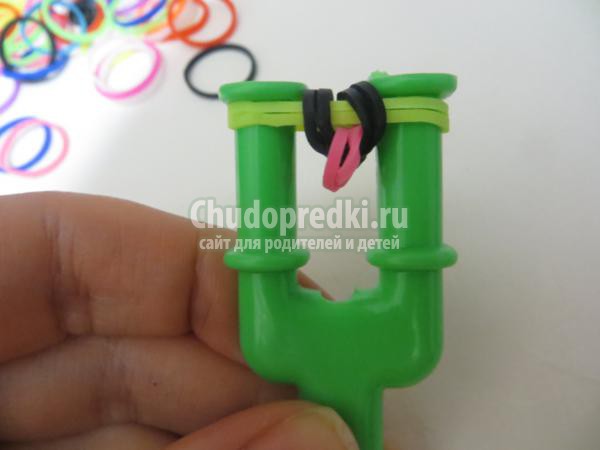 фенечка из резинок на рогатке