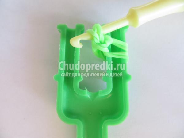 брелок из резинок на рогатке. Груша