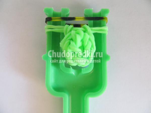 брелок из резинок на рогатке. Груша