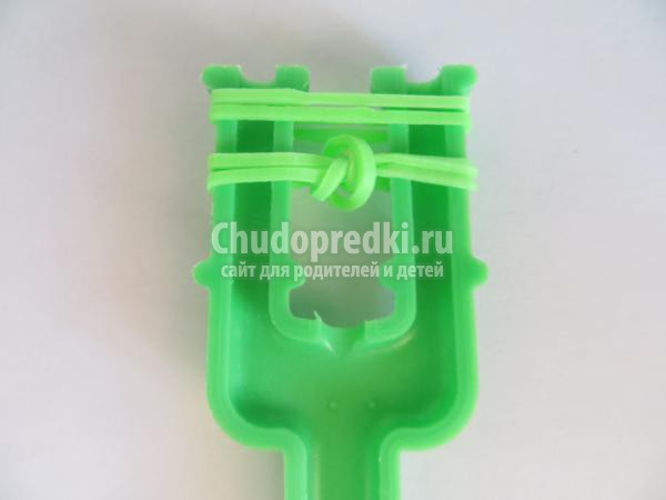 брелок из резинок на рогатке. Груша