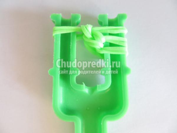 брелок из резинок на рогатке. Груша