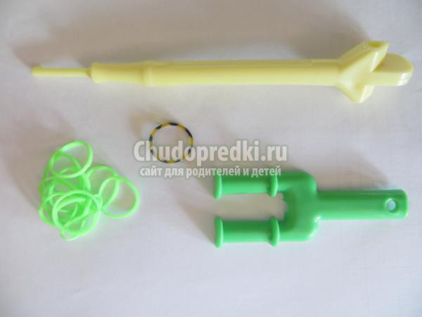 брелок из резинок на рогатке. Груша