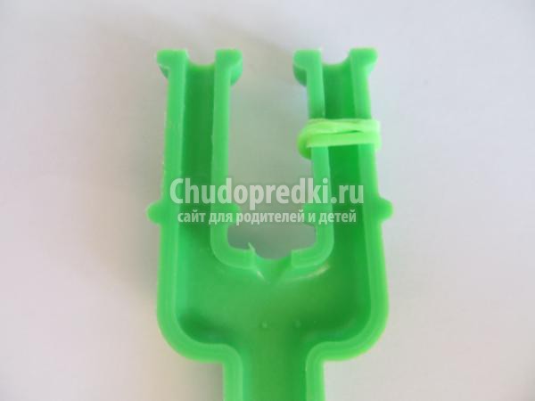 брелок из резинок на рогатке. Груша