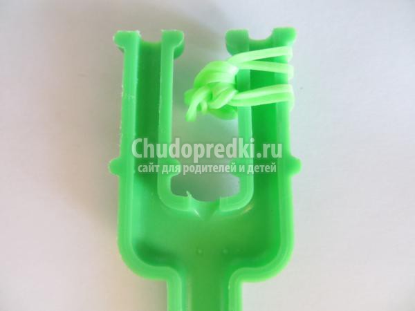 брелок из резинок на рогатке. Груша