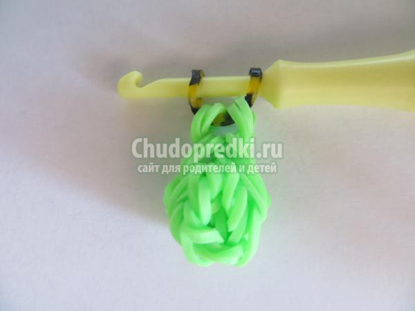 брелок из резинок на рогатке. Груша