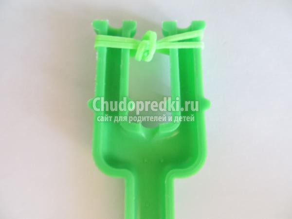 брелок из резинок на рогатке. Груша