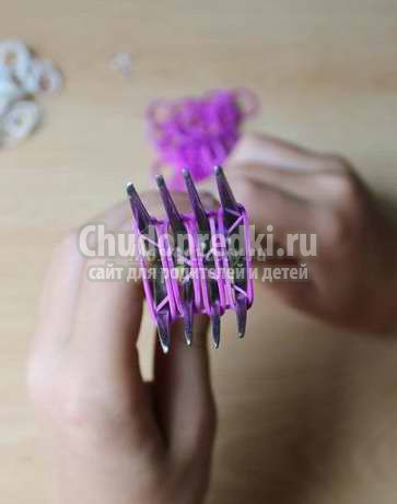 Rainbow loom. Плетение из резиночек на вилках: лучшие фото и видео мастер-классы Rainbow loom. Плетение из резиночек на вилках: лучшие фото и видео мастер-классы