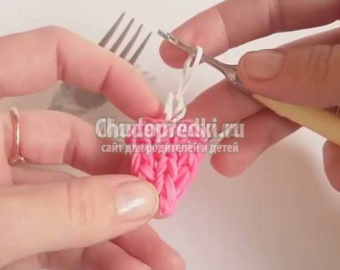 Rainbow loom. Плетение из резиночек на вилках: лучшие фото и видео мастер-классы Rainbow loom. Плетение из резиночек на вилках: лучшие фото и видео мастер-классы