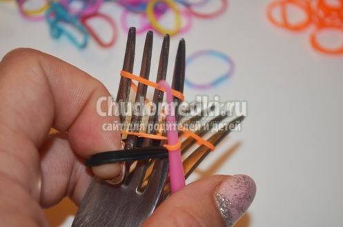 Rainbow loom. Плетение из резиночек на вилках: лучшие фото и видео мастер-классы Rainbow loom. Плетение из резиночек на вилках: лучшие фото и видео мастер-классы