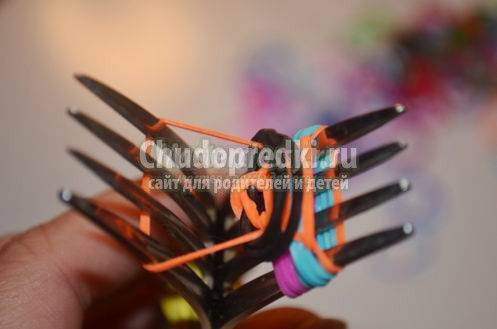 Rainbow loom. Плетение из резиночек на вилках: лучшие фото и видео мастер-классы Rainbow loom. Плетение из резиночек на вилках: лучшие фото и видео мастер-классы