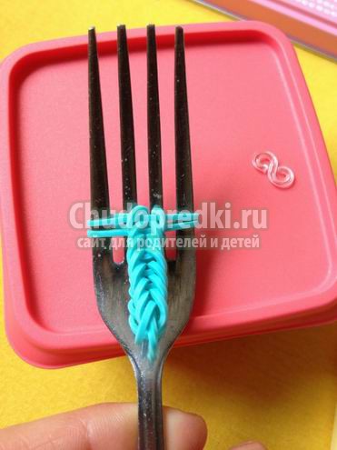 Rainbow loom. Плетение из резиночек на вилках: лучшие фото и видео мастер-классы Rainbow loom. Плетение из резиночек на вилках: лучшие фото и видео мастер-классы