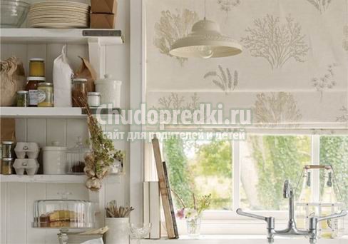 Римские шторы в интерьере кухни