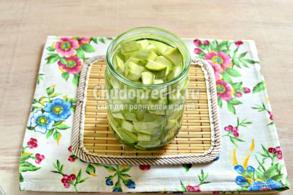 Маринованные кабачки с петрушкой