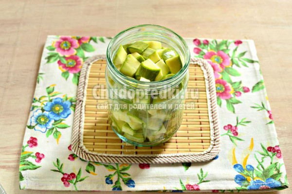 Маринованные кабачки с петрушкой
