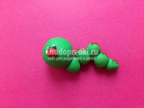 гусеница из пластилина