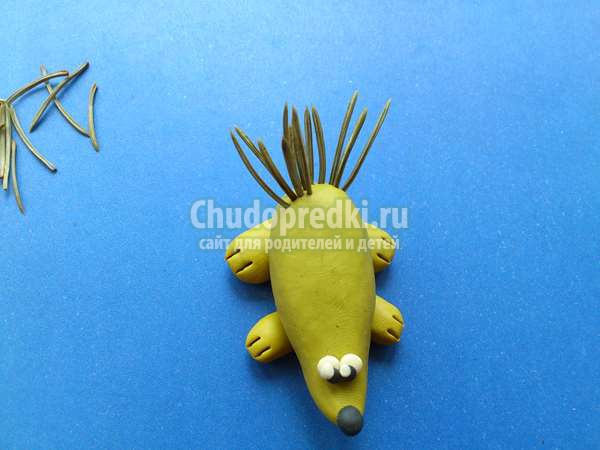 Колючий ежик из пластилина