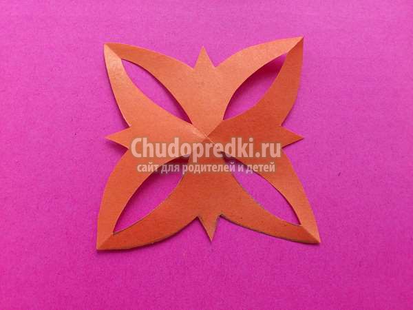 Многослойная снежинка из бумаги