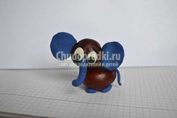 Слоник из каштанов и пластилина