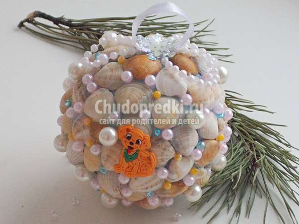 Елочная игрушка. Шар из ракушек