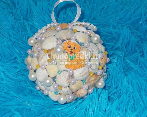 Елочная игрушка. Шар из ракушек