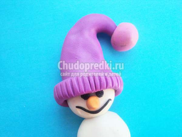 Снеговик на лыжах из пластилина