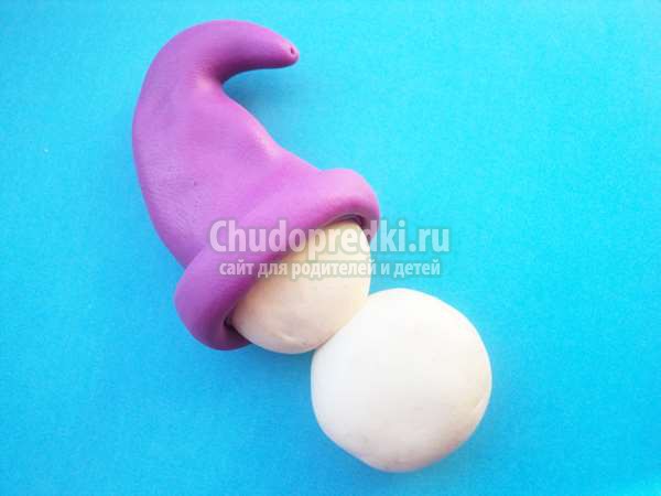 Снеговик на лыжах из пластилина