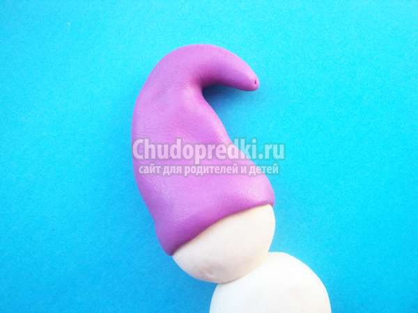 Снеговик на лыжах из пластилина