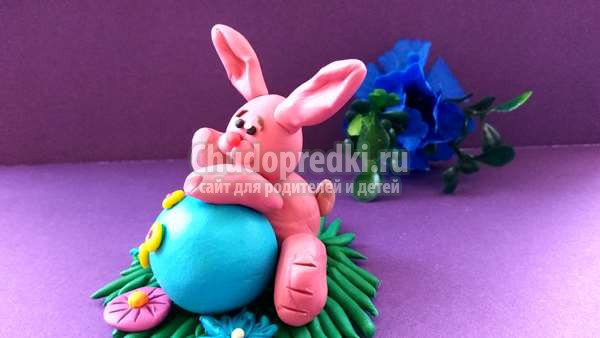 Пасхальный зайка с яйцом