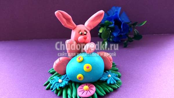 Пасхальный зайка с яйцом