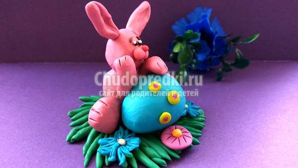 Пасхальный зайка с яйцом