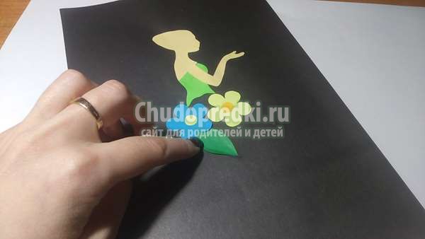 открытка девушка в платье