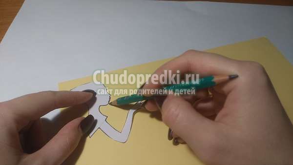 открытка девушка в платье
