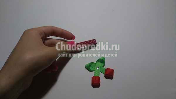 Заколка из репсовых лент вишенки