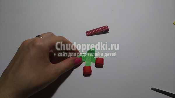 Заколка из репсовых лент вишенки