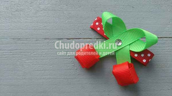 Заколка из репсовых лент вишенки