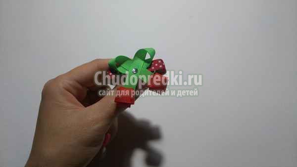 Заколка из репсовых лент вишенки
