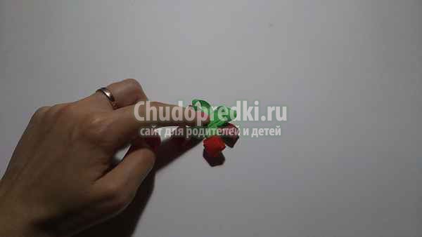 Заколка из репсовых лент вишенки