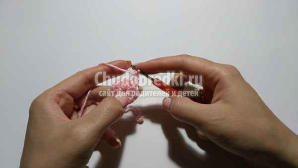 Вязаная свинка крючком