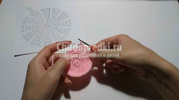 Вязаная свинка крючком