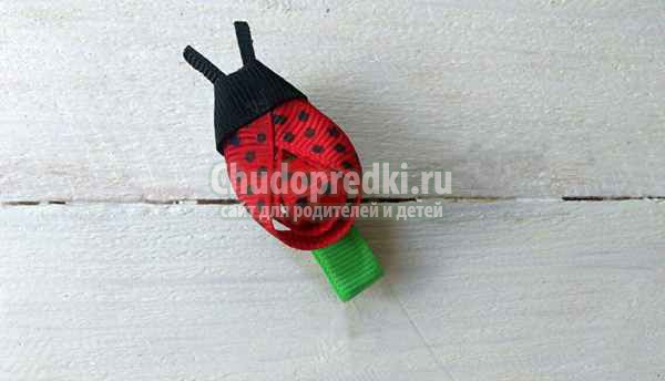 заколка из лент божья коровка