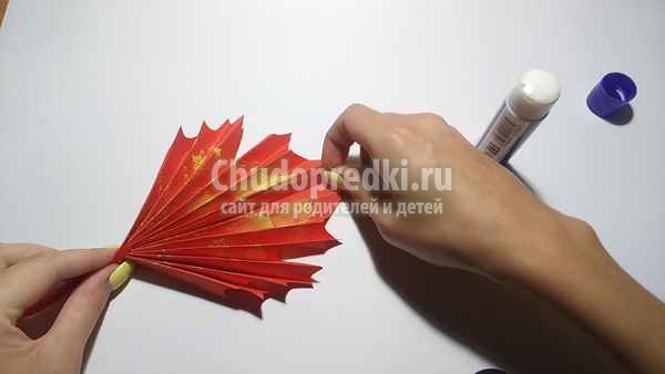 Осенние листья из бумаги гармошкой