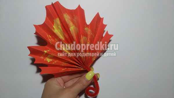 Осенние листья из бумаги гармошкой