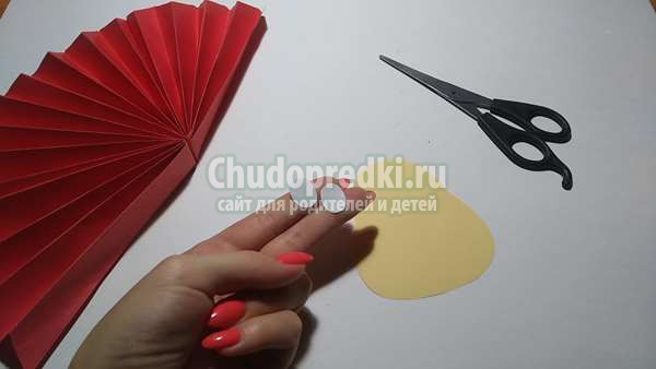 Объемный ежик из цветной бумаги