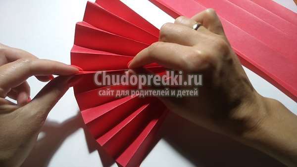 Объемный ежик из цветной бумаги