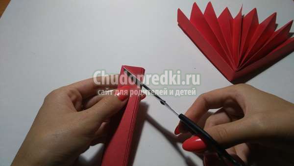 Объемный ежик из цветной бумаги